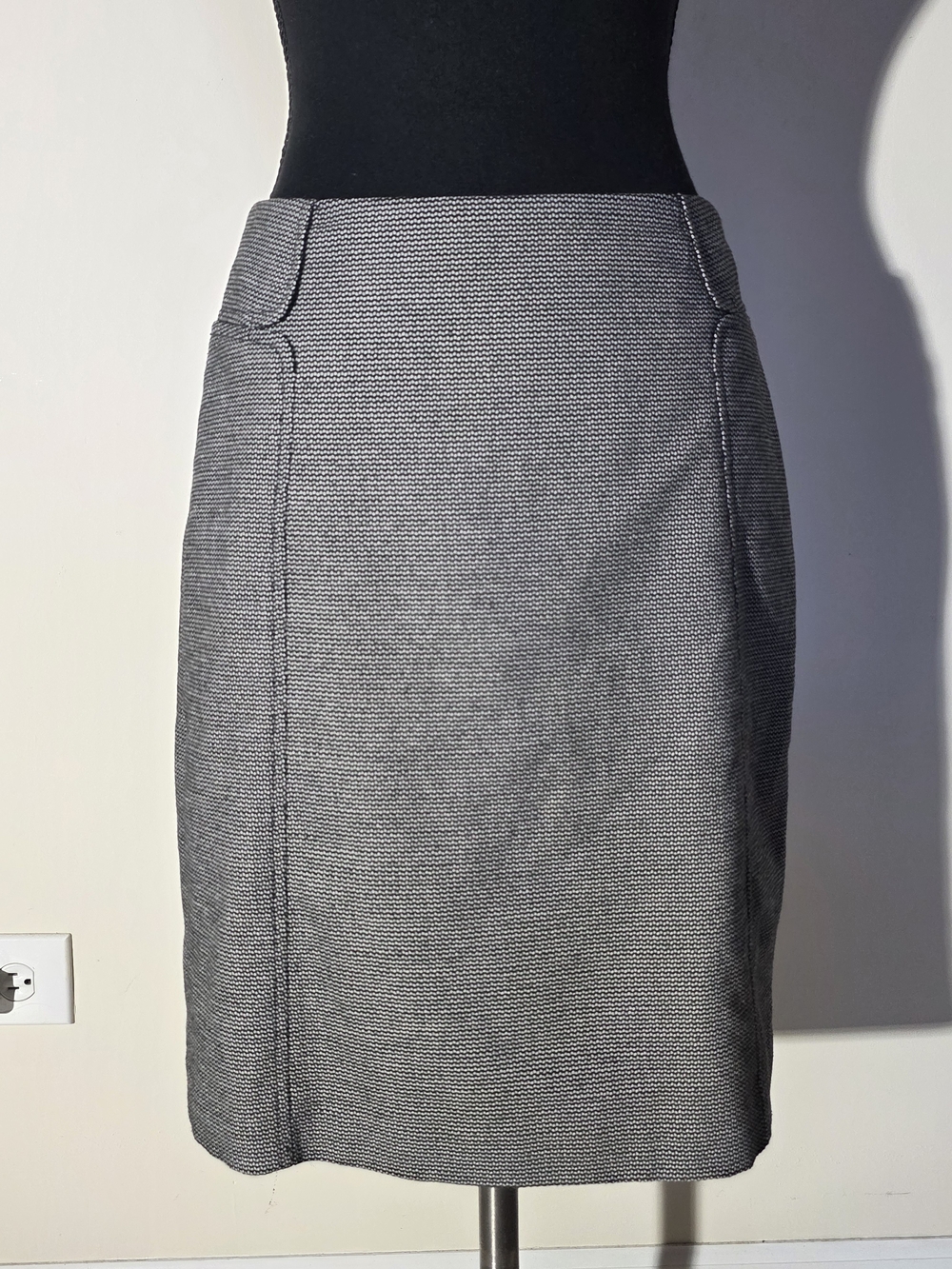 Banana Republic Charcoal Micro-Pattern Pencil Skirt (Size 2)